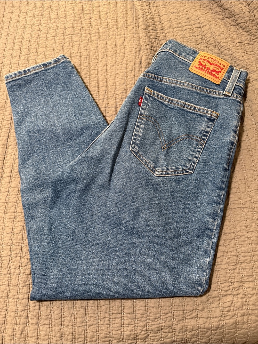 Levi's Woman Medium Blue Straight-Leg Jeans